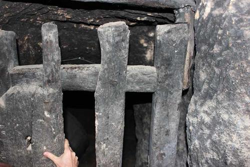 a persons hand reaching into a window in a cave at La Verdevilla in Anguix