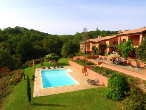 - une vue sur la piscine dans la cour dans l'établissement Domaine Les Causeries, à Laguépie