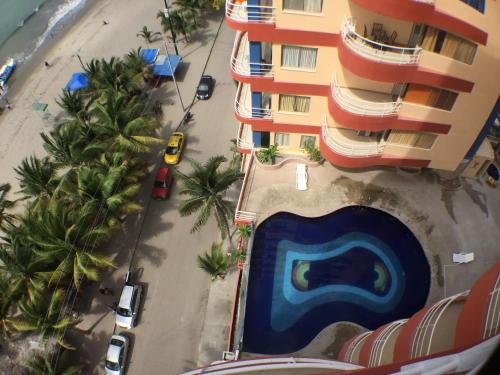 an aerial view of a hotel and a swimming pool at Apartamento en Atacames con vista al mar in Atacames