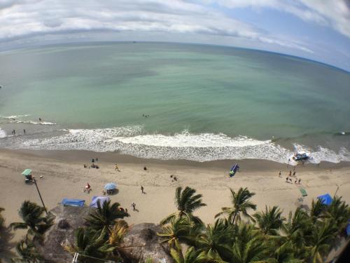 an overhead view of a beach with people and the ocean at Apartamento en Atacames con vista al mar in Atacames