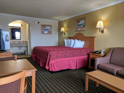 Postel nebo postele na pokoji v ubytování Days Inn by Wyndham San Antonio Interstate Hwy 35 North