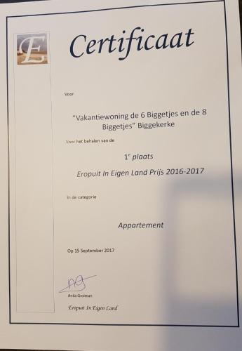 Sijil, anugerah, tanda atau dokumen lain yang dipamerkan di Bij Ons Achter