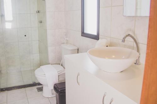 uma casa de banho com um lavatório e um WC em JOH Blue Ocean Flat Hotel em Fortaleza