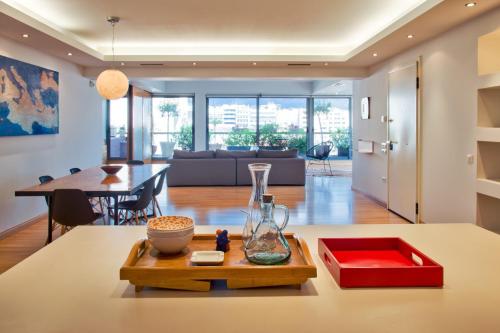 un soggiorno con tavolo e vaso sopra di 5* "AGORA LOFT" Acropolis View ad Atene