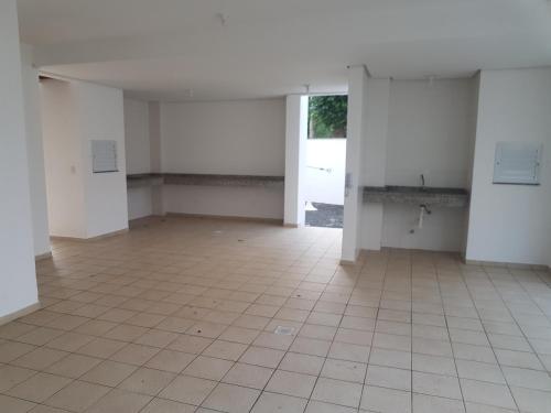 an empty room with white walls and a tiled floor at Apto de 02 qtos no Ingleses - Florianopolis - SC in Florianópolis