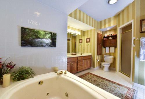 Ένα μπάνιο στο Chetola Resort Condominiums