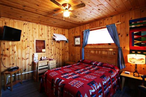 A bed or beds in a room at Three Bears Lodge