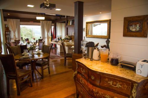 ポメロデにあるCasa Branca Pousadaのテーブルと椅子のあるバーのあるレストラン