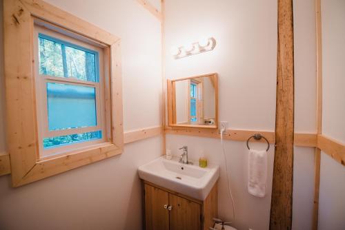 Bathroom sa Cedar Haven Cabins and Resort