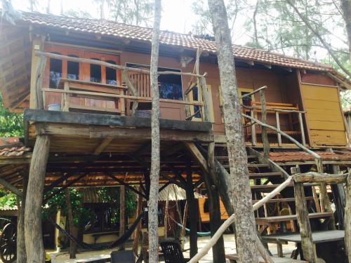 a tree house in the middle of trees at Beach Hut in Arugam Bay