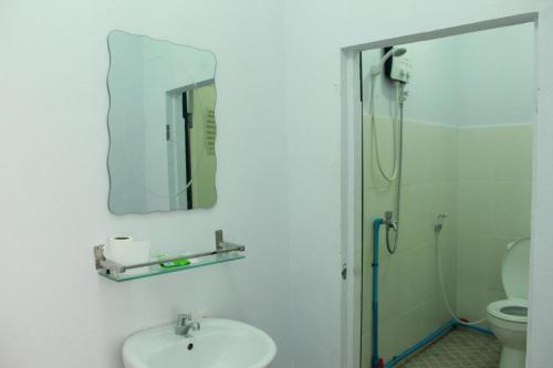 a bathroom with a sink and a shower and a mirror at Manita Anna Guesthouse Jullyanna before in Sihanoukville