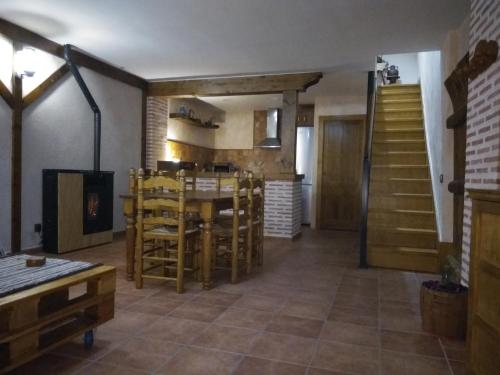 a kitchen and dining room with a table and chairs at Casa Rural Isabel in Villaflores