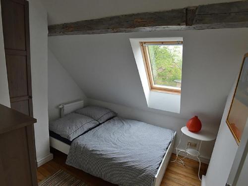 - une chambre avec des lits jumeaux et une fenêtre dans l'établissement Haus West, à Mechelsdorf