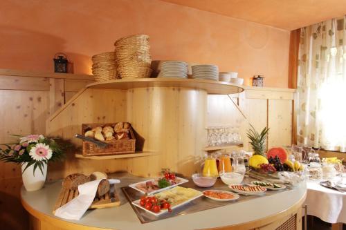 een keuken met een hoop eten op een aanrecht bij Hotel Restaurant Reichsadler in Buchen