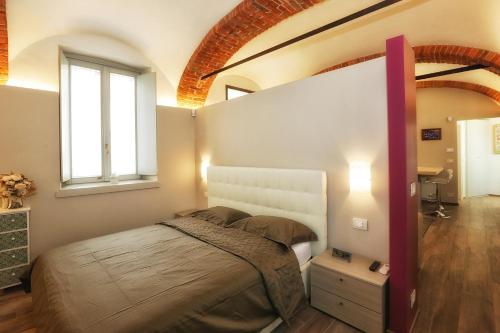 アルバにあるAppartamento San Giuseppeのベッドルーム1室(ベッド1台、窓2つ付)