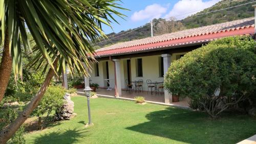 a house with a garden and a palm tree at Domo Minnannu Miriu in Trudda