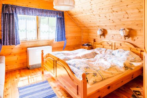 毛特恩多夫的住宿－Ferienhütte Hoitahüttl，小木屋内一间卧室,配有一张床