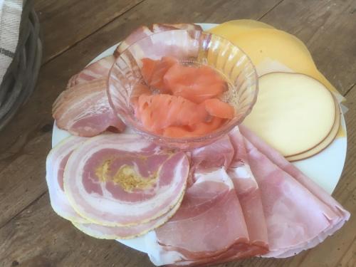 une assiette de viande et d'oignons et un bol dans l'établissement B & Buitenlust, à Schagerbrug