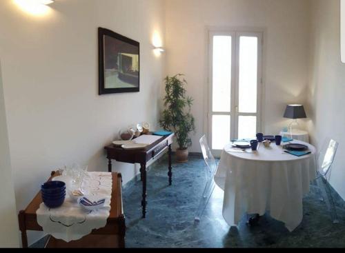 uma sala de estar com duas mesas e uma janela em Le Petit Relais em Viterbo