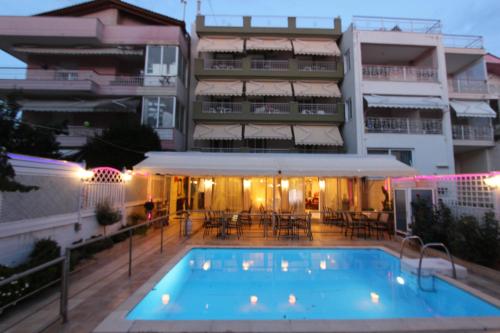 une piscine en face d'un bâtiment dans l'établissement Hotel Mallas, à Nea Kallikratia