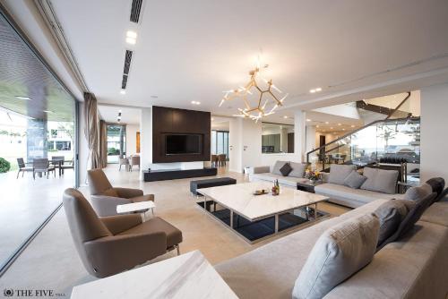 The Five Villa 5 Bedrooms Beachfront - K2, Đà Nẵng – Cập nhật Giá năm 2021