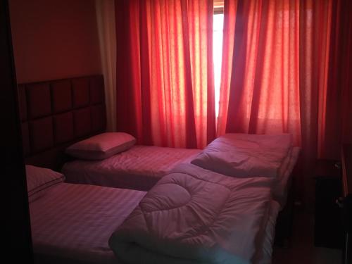 Postel nebo postele na pokoji v ubytování Al haramain Furnished Apartments