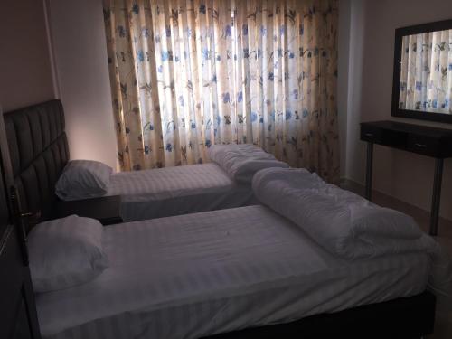 Postel nebo postele na pokoji v ubytování Al haramain Furnished Apartments