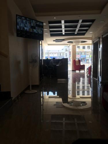 TV a/nebo společenská místnost v ubytování Al haramain Furnished Apartments