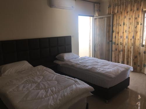 Postel nebo postele na pokoji v ubytování Al haramain Furnished Apartments
