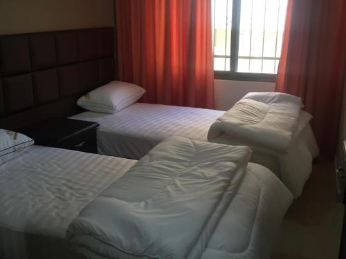 Postel nebo postele na pokoji v ubytování Al haramain Furnished Apartments