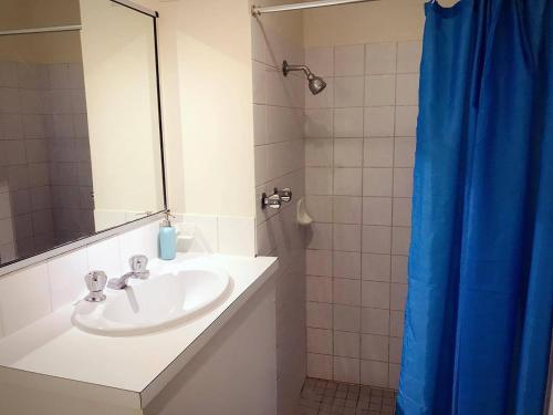 Ένα μπάνιο στο Wheeler Apartments Perth