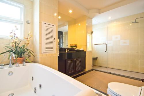 Kylpyhuone majoituspaikassa LK Royal Suite