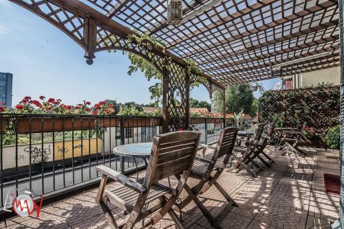 a patio with a table and chairs and a pergola at Hotel Bel Sit in Milan