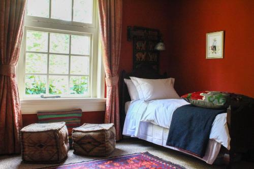 Tempat tidur dalam kamar di Farmhouse De Hoeve B&B apartment