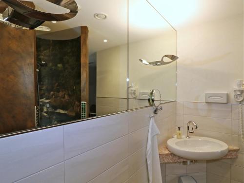 a bathroom with a sink and a mirror at Hotel Am Steendamm in Oyten