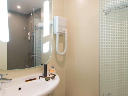  Ibis Wavre Brussels East -  Room  picture :   Shower    TV    Telephone                           