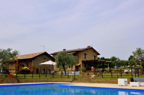Bazén v ubytovaní Agriturismo Nociquerceto alebo v jeho blízkosti
