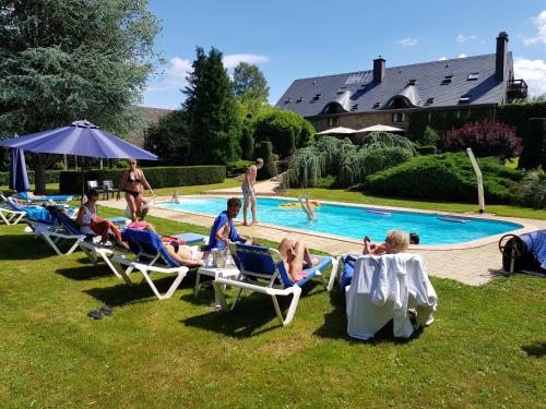 Swimmingpoolen hos eller tæt på Le Relais de l'Ourthe - Gîte de charme
