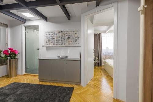 een kamer met witte muren en een deuropening met een spiegel bij Duplex Urban Apartment in Ljubljana