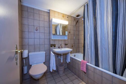 Kylpyhuone majoituspaikassa Berghotel Sellamatt