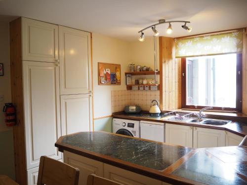 una cucina con lavandino e piano di lavoro di Corbie Self Catering Shetland a Lerwick