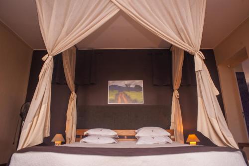 Un pat sau paturi într-o cameră la Les 3 Métis