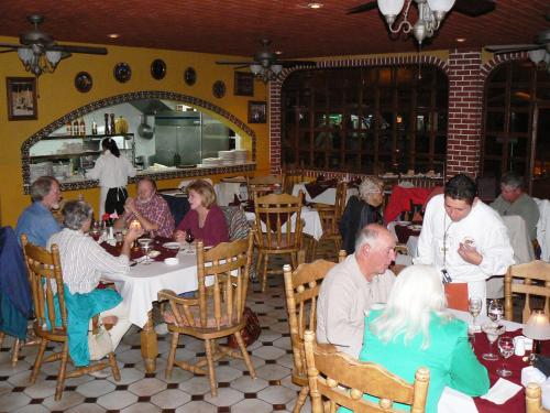 un grupo de personas sentadas en mesas en un restaurante en Hotel La Hacienda de la Langosta Roja, en San Felipe