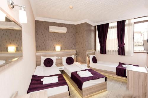 Un pat sau paturi într-o cameră la Olimpiyat Hotel Izmir