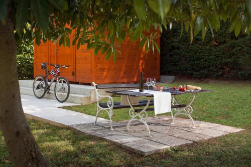 una mesa y sillas en un patio con una bicicleta en Daila Apartments, en Novigrad Istria