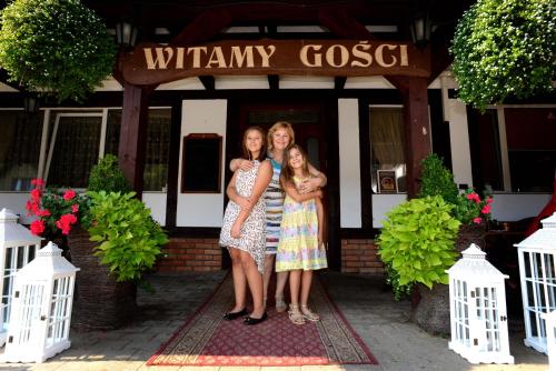 Dwie dziewczyny stoją przed winiarnią. w obiekcie Ziołowa Dolina w Olsztynie