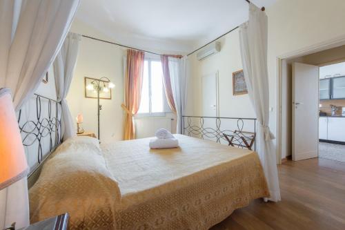フィレンツェにあるCosta San Giorgio Greenのベッドルーム(ベッド1台、窓付)