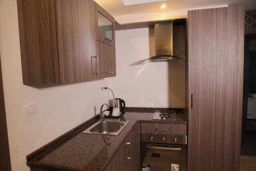 Kuchyň nebo kuchyňský kout v ubytování Almond Hotel Apartments