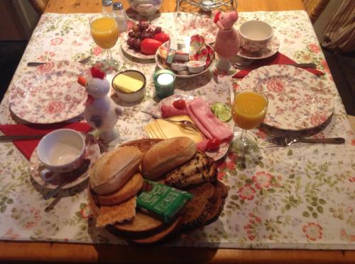 a table with a plate of food and orange juice at De Bolderie in Markelo