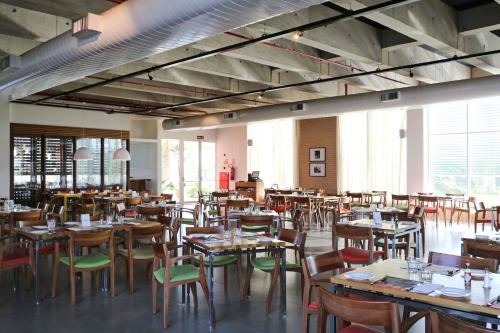 Vitória Hotel Convention Paulíniaにあるレストランまたは飲食店